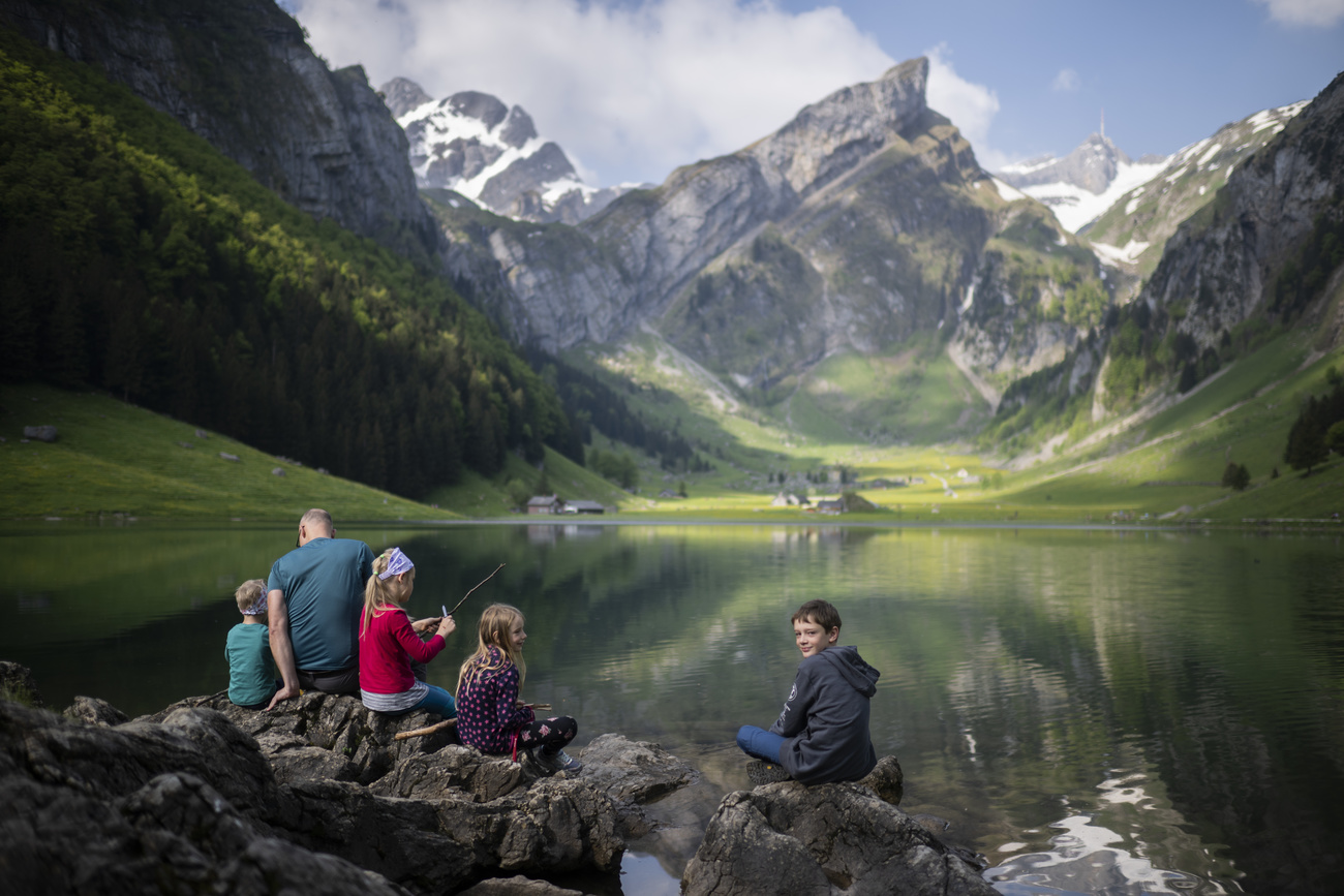 Una famiglia in riva a un lago aplino.