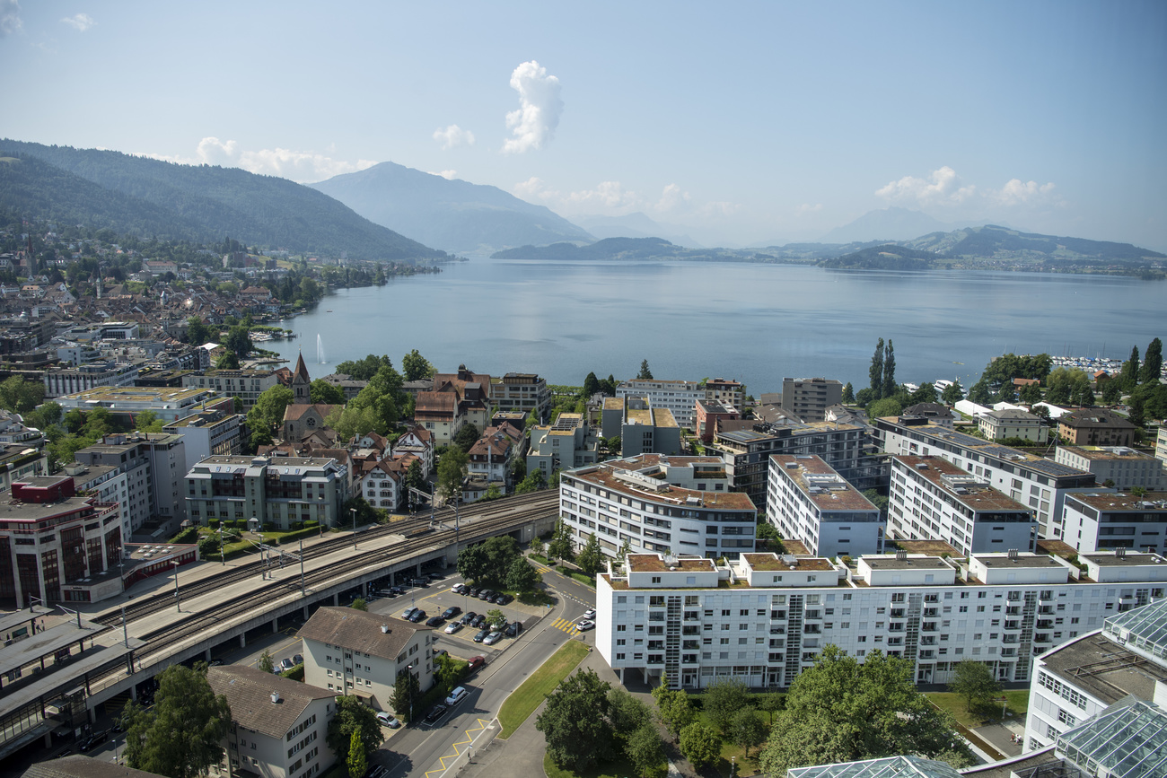cittâ e lago visti dall'alto