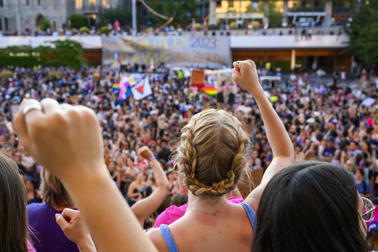 نساء يتظاهرن في ساحة لا ريبون خلال إضراب النساء يوم الأربعاء 14 يونيو 2023 في لوزان.