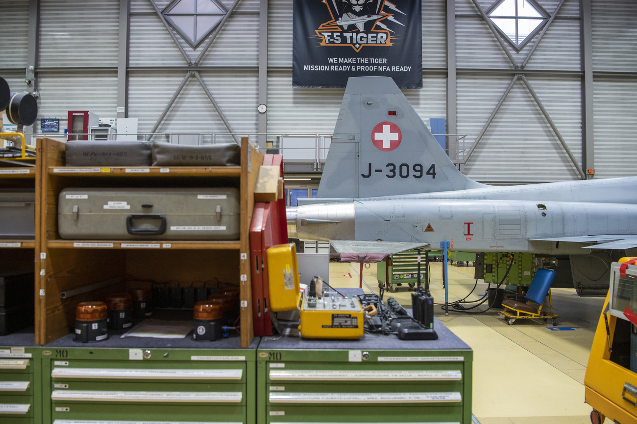 أعمال صيانة لطائرة من طراز "تايغر اف 5" التابعة لسلاح الجو السّويسريّ في قاعة صيانة تابعة لشركة رواغ، يوم الأربعاء 24 مايو 2023.