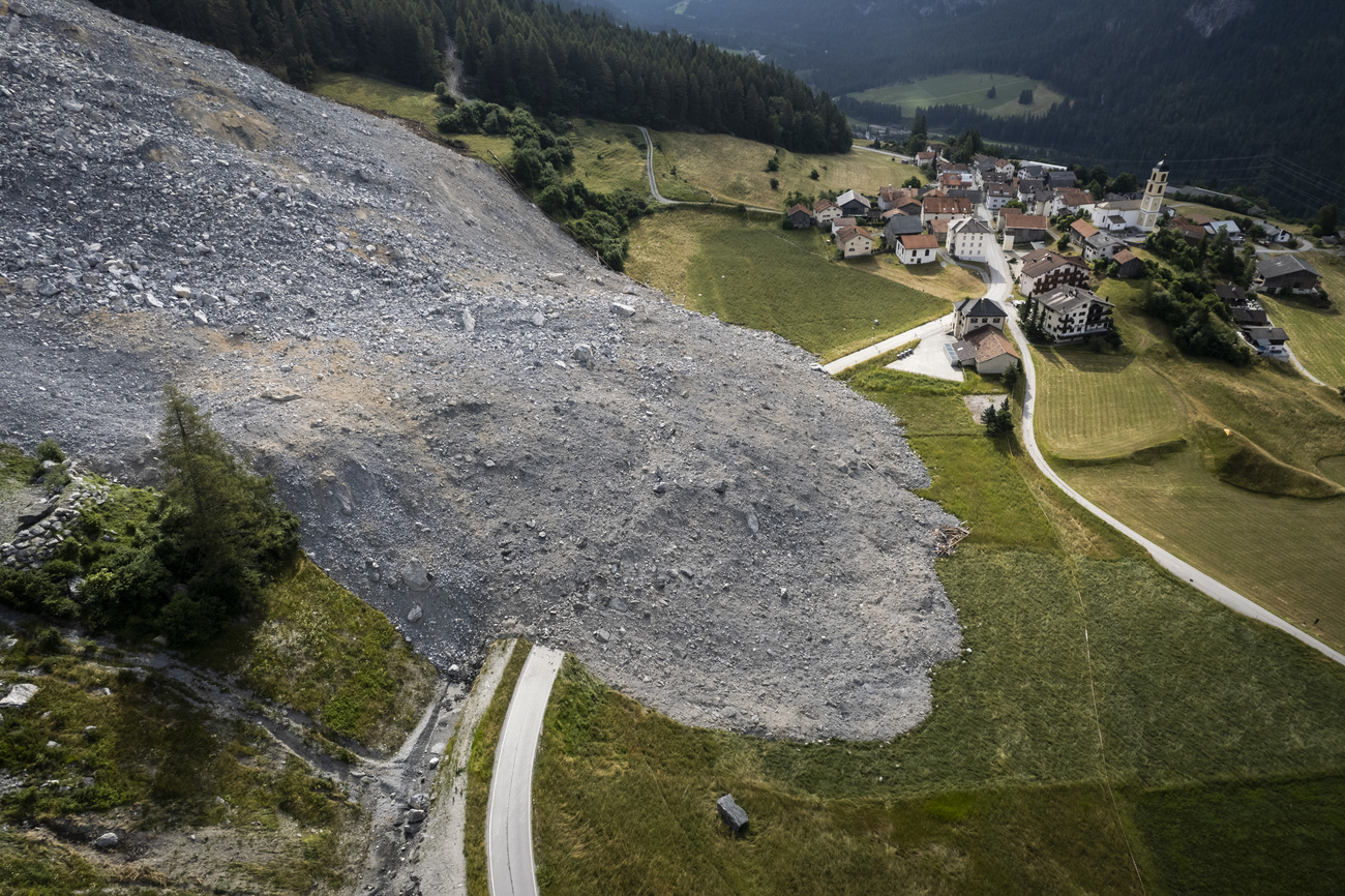 frana ricopre una parte di strada a brienz