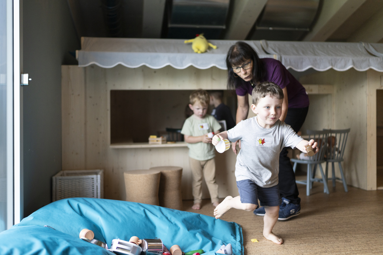 Ferienkinder spielen im Kinderhort des Reka-Feriendorfes Lugano-Albonago, fotografiert am Dienstag, 20. Juni 2023, in Lugano. (KEYSTONE/Gaetan Bally)