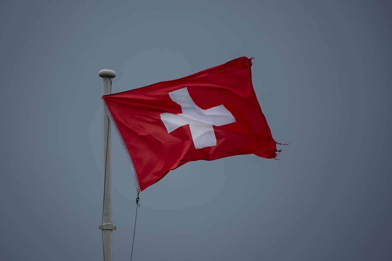 bandiera svizzera svolazza al vento