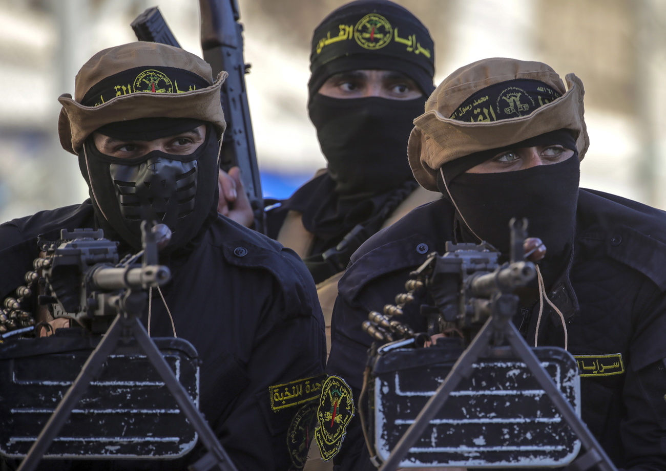 Tre militanti jihadisti armati.