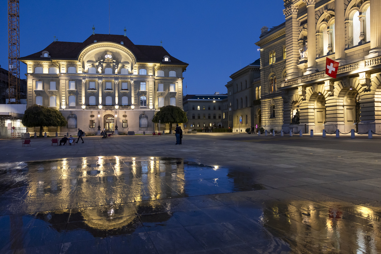 La Banca nazionale e, a destra, la facciata del Palazzo federale a Berna.