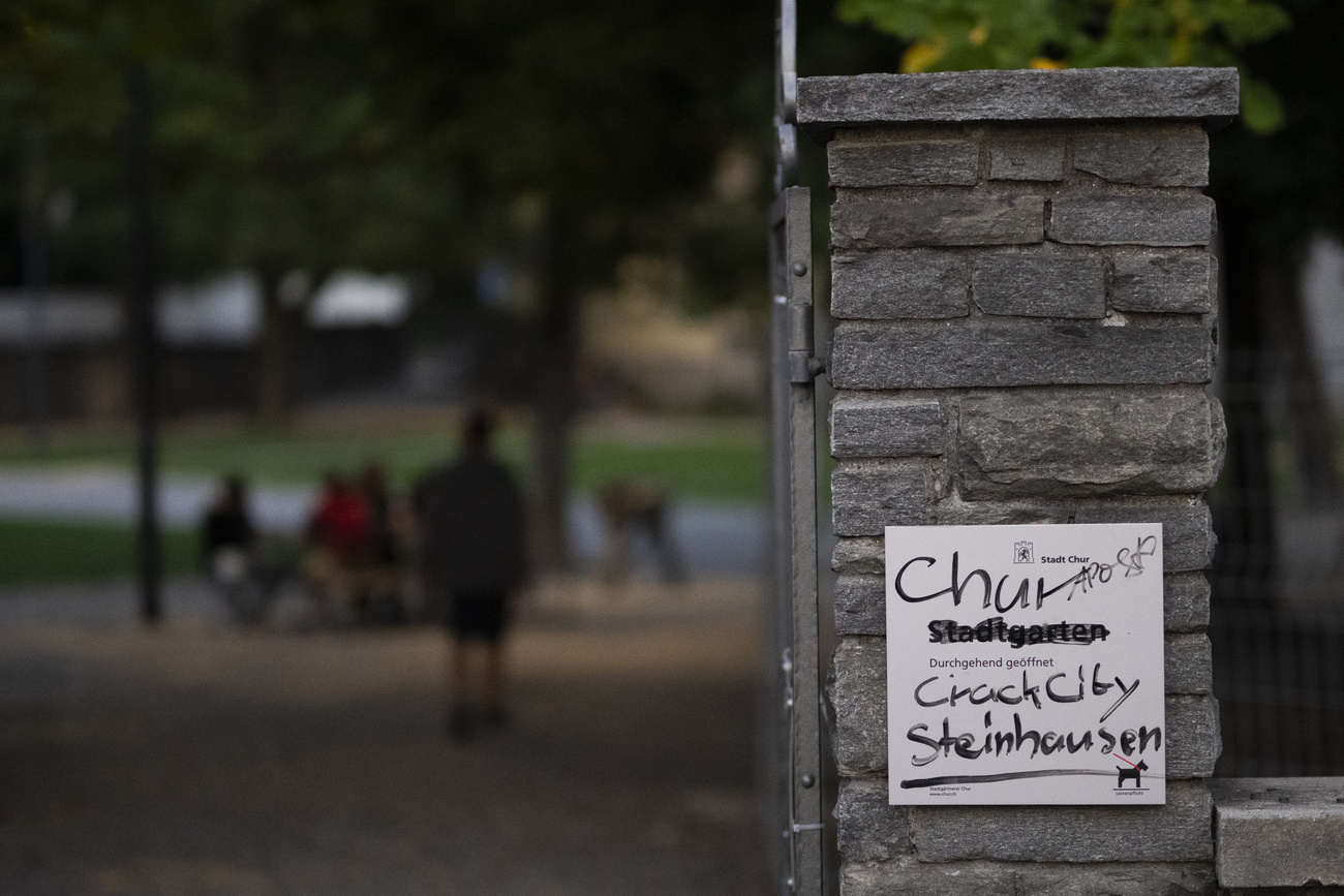 لافتة كُتب عليها "مدينة الكراك شتاين هاوزن" على مدخل الحديقة الرئيسية لمدينة خور.