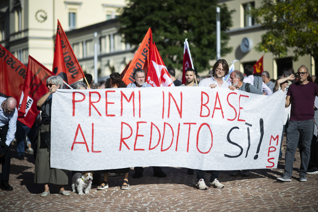 Una manifestazione che chiede che il premio sia stabilito in base al reddito.