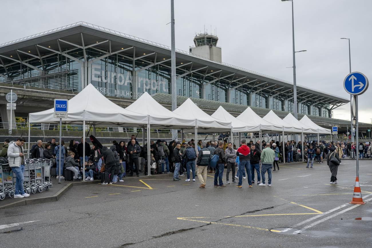 Persone sfollate dall'aeroporto di Basilea.