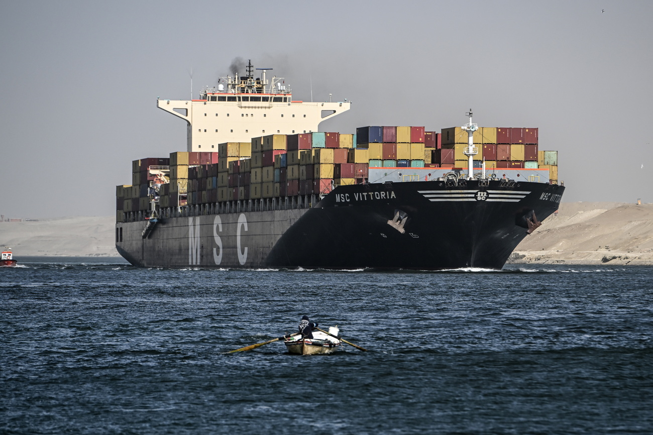 سفينة حاويات تابعة لشركة البحر الأبيض المتوسط ​​للشحن (MSC) تعبر قناة السويس، في مصر، 22 ديسمبر 2023.
