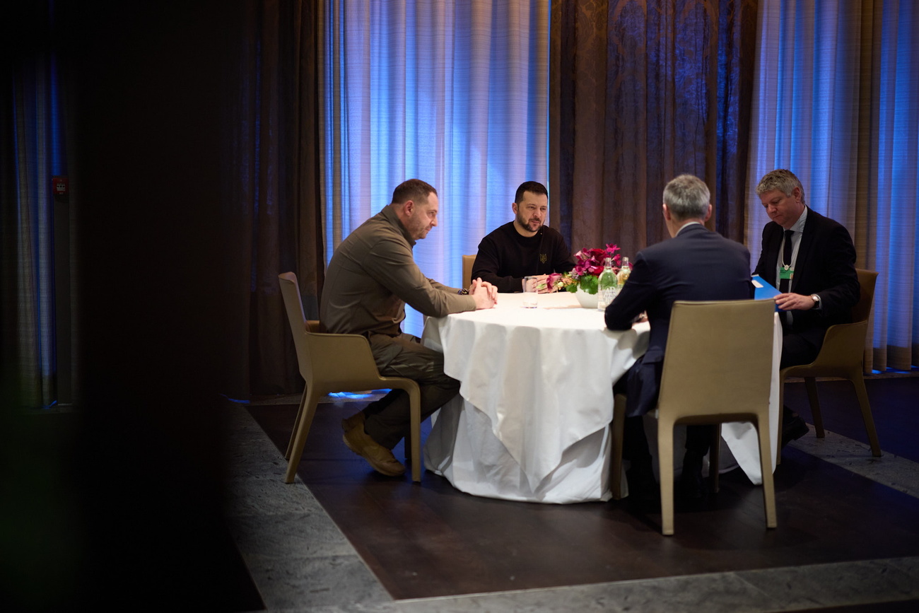 2024年达沃斯世界经济论坛：弗拉基米尔·泽连斯基总统(左2)会见乌克兰总统办公室主任安德烈·叶尔马克(左)和北约秘书长延斯·斯托尔滕贝格(背对镜头)。据乌克兰总统办公室称，双方官员会面讨论了乌克兰的国防需求和俄罗斯入侵期间前线局势等议题。