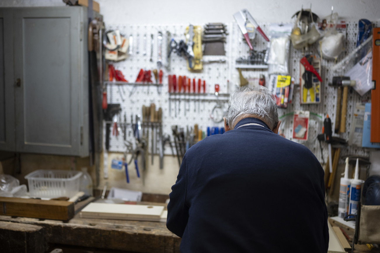 Homme âgé en train de travailler du bois dans son atelier