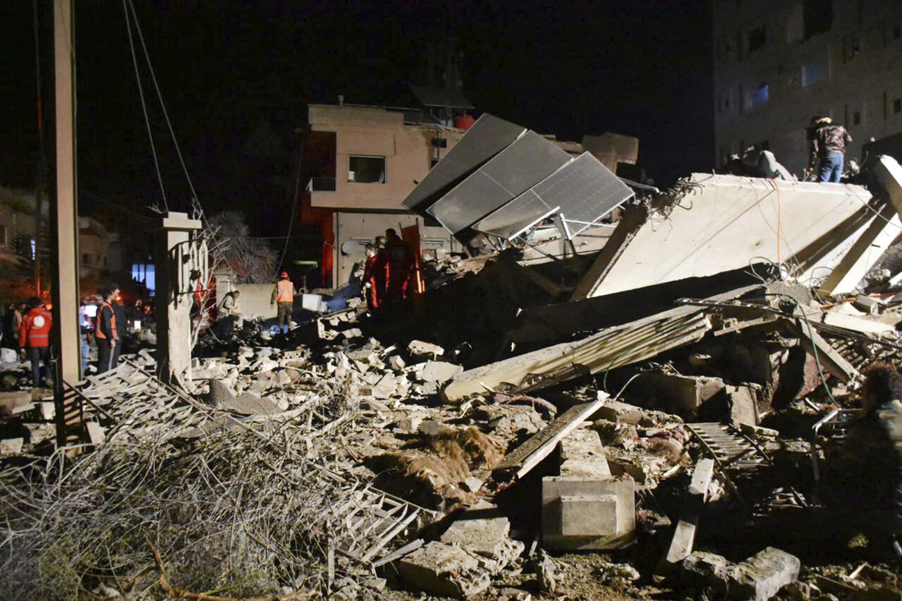 Le macerie dell'edificio colpito dal raid israeliano vicino ad Aleppo.