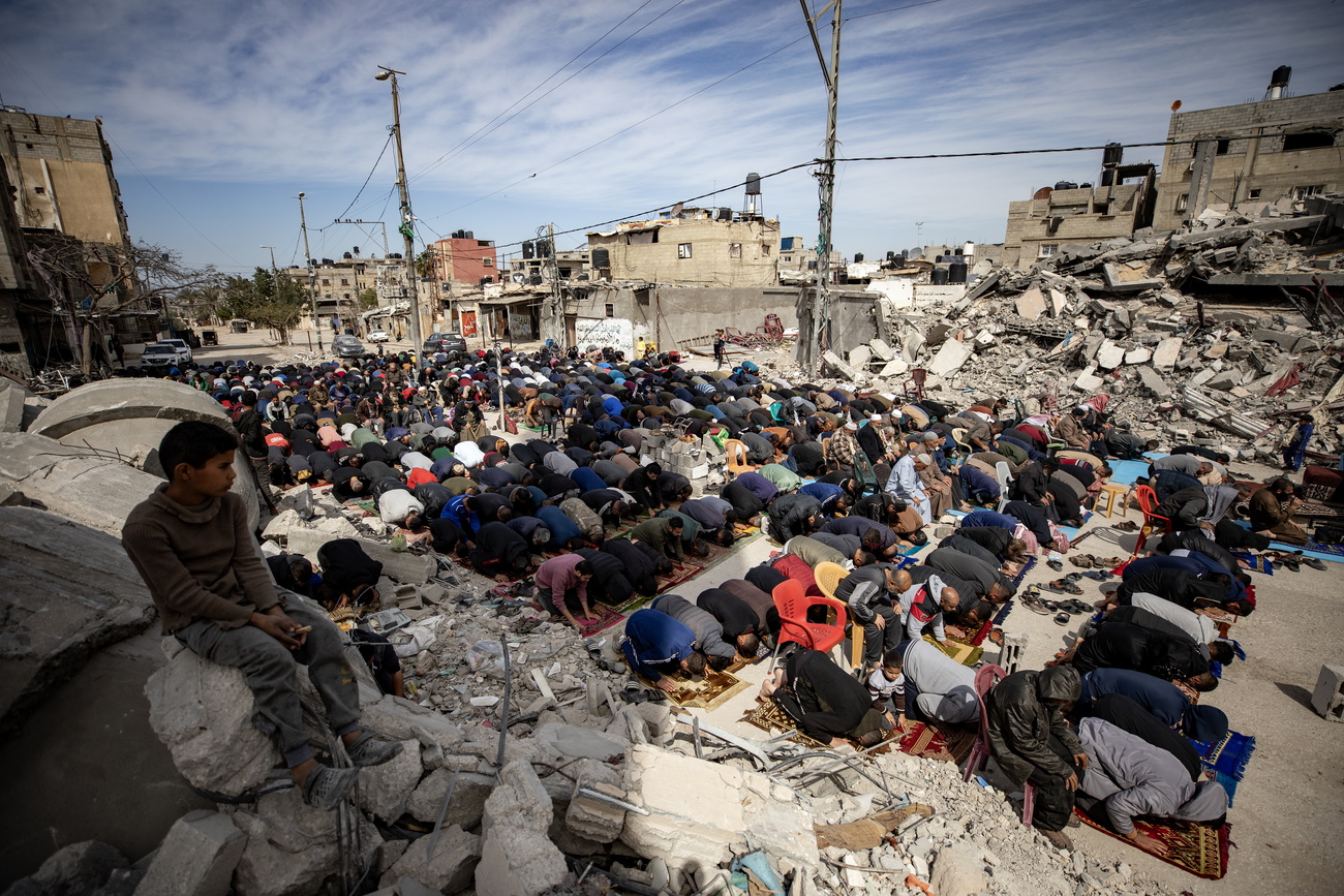 Palestinesi nella stariscia di Gaza che pregano.