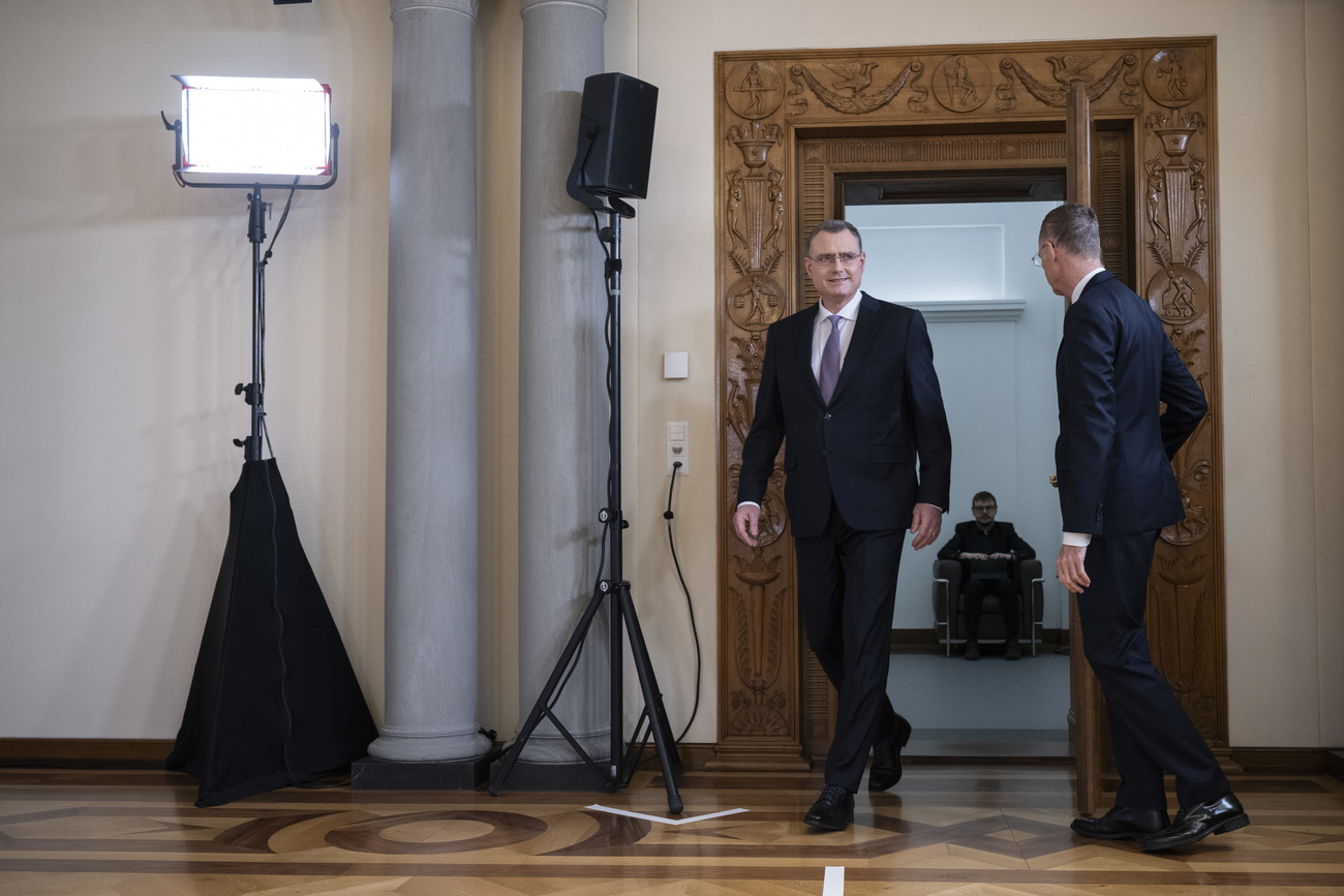 SNB-Chef Thomas Jordan betritt den Saal für die Medienkonferenz.