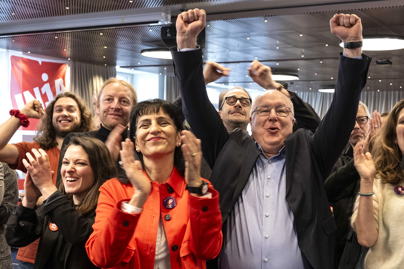Esponenti della sinistra e dei sindacati, tra cui la deputata socialista Mattea Meyer, la presidente di UNIA Vania Alleva e il presidente dell'Unione sindacale svizzera Pierre-Yves Maillard, esultano dopo l'esito della votazione di domenica.