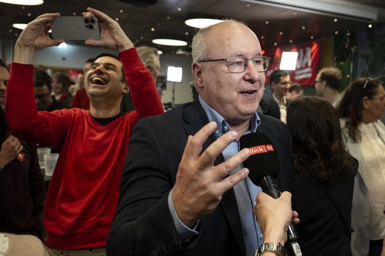 Politiciens joyeux après un succès dans les urnes