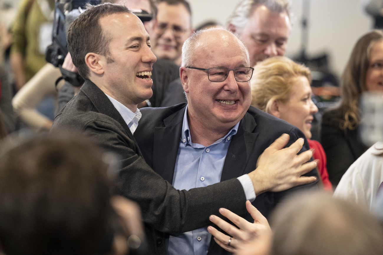 Pierre-Yves Maillard, Praesident des Schweizerischen Gewerkschaftsbundes SGB, rechts, und Benoit Gaillard, Kommunikation SGB, freuen sich ueber die erste Prognose zum Abstimmungsergebnis zur 13. AHV Rente Initiative, am Sonntag, 3. Maerz 2024, in Bern. (KEYSTONE/Peter Schneider).