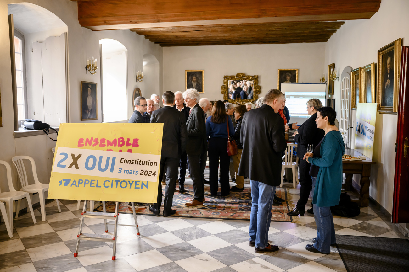 Groupe de personnes dans un couloir avec une affiche politique