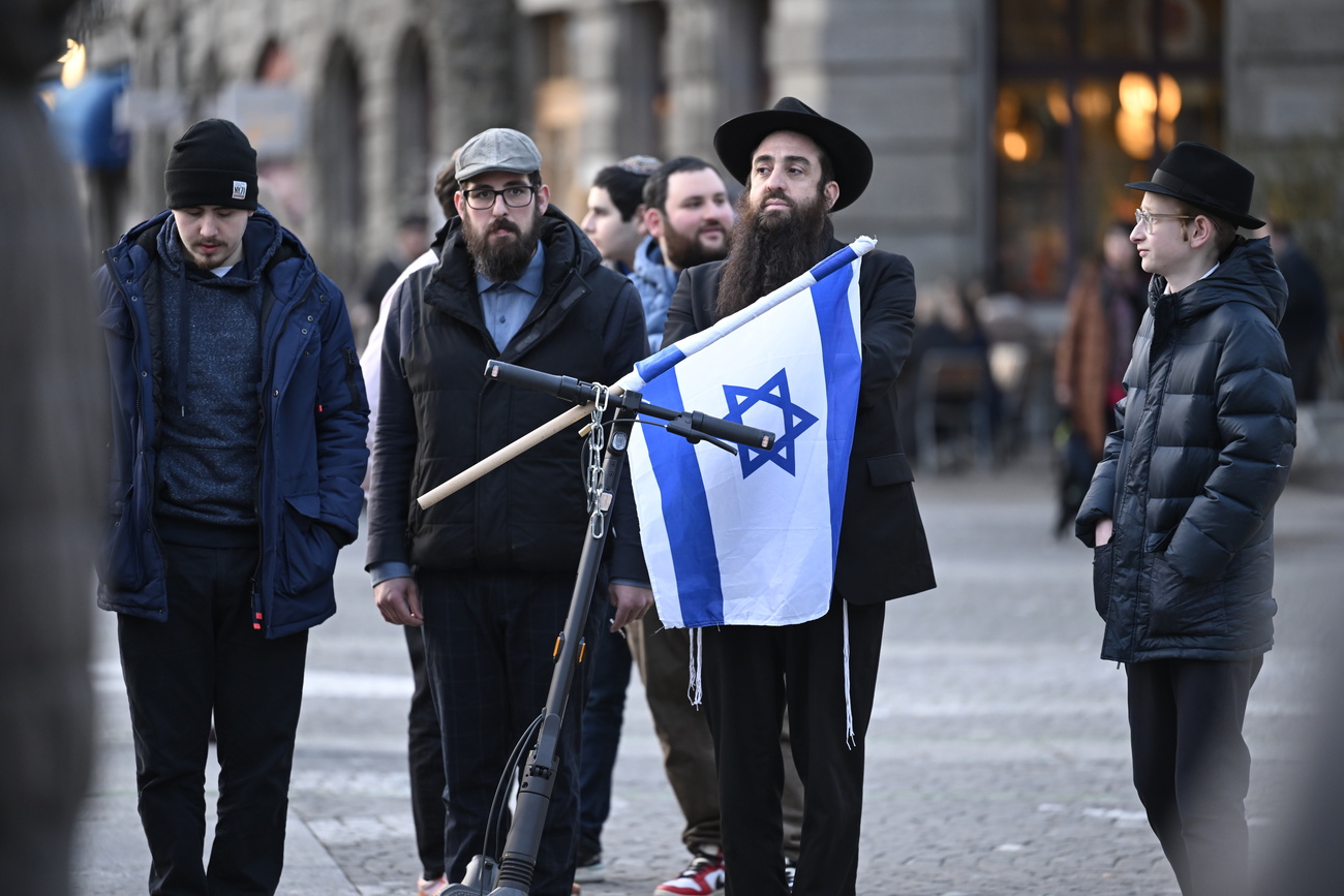 uomini davanti a bandiera israeliana