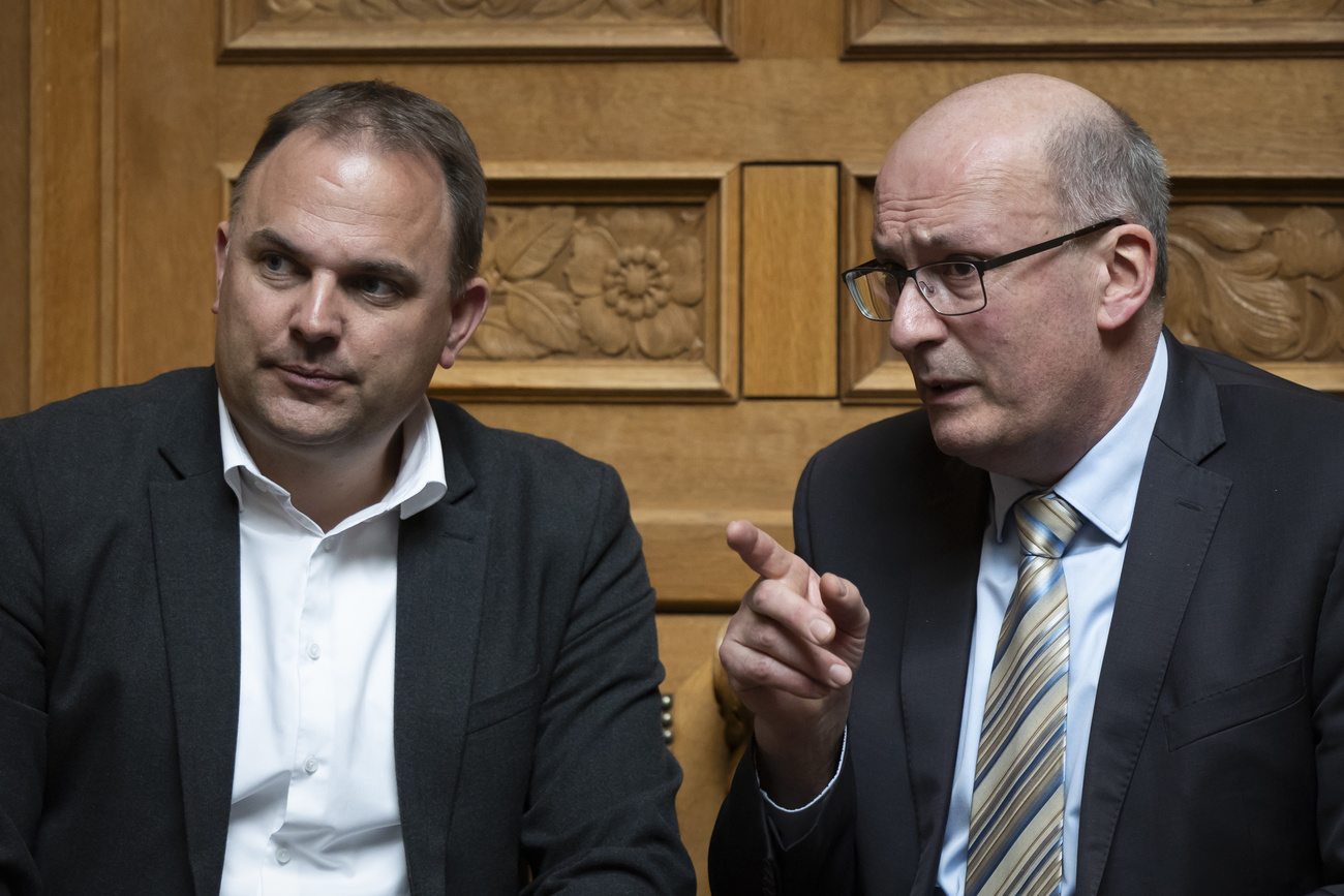 Deux hommes discutant au Parlement suisse