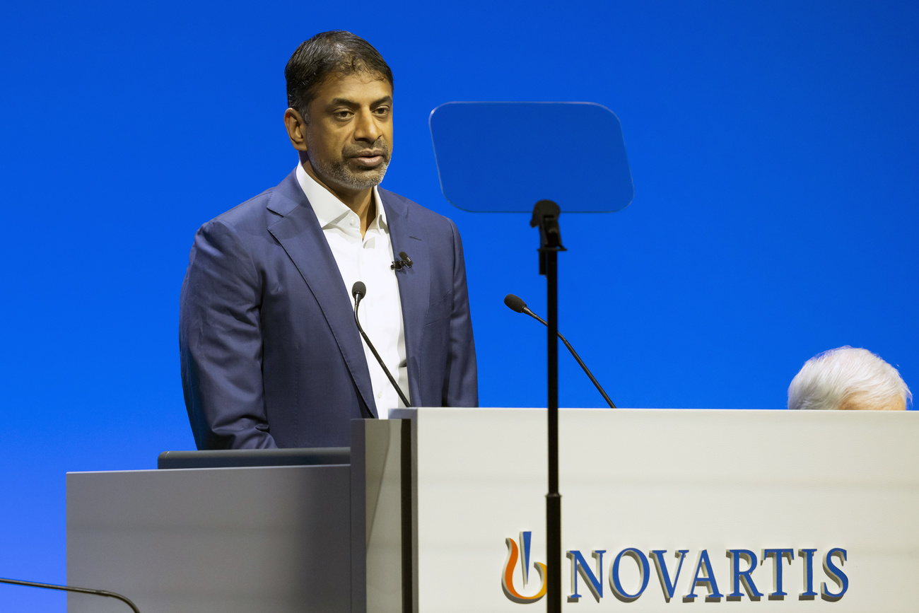 Vas Narasimhan, CEO von Novartis, vor einem Podium an der Generalversammlung.