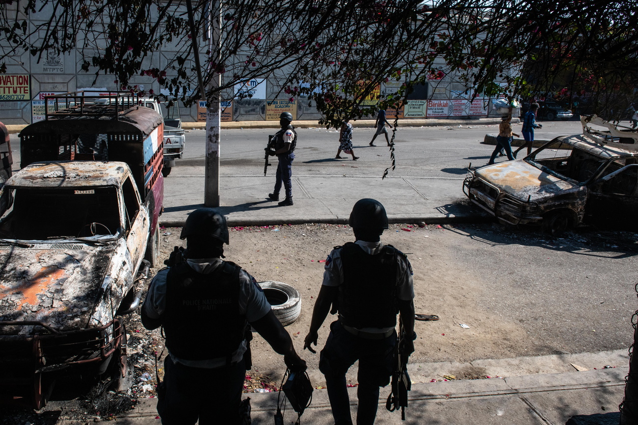 haiti carcasse di auto bruciate e militari armati