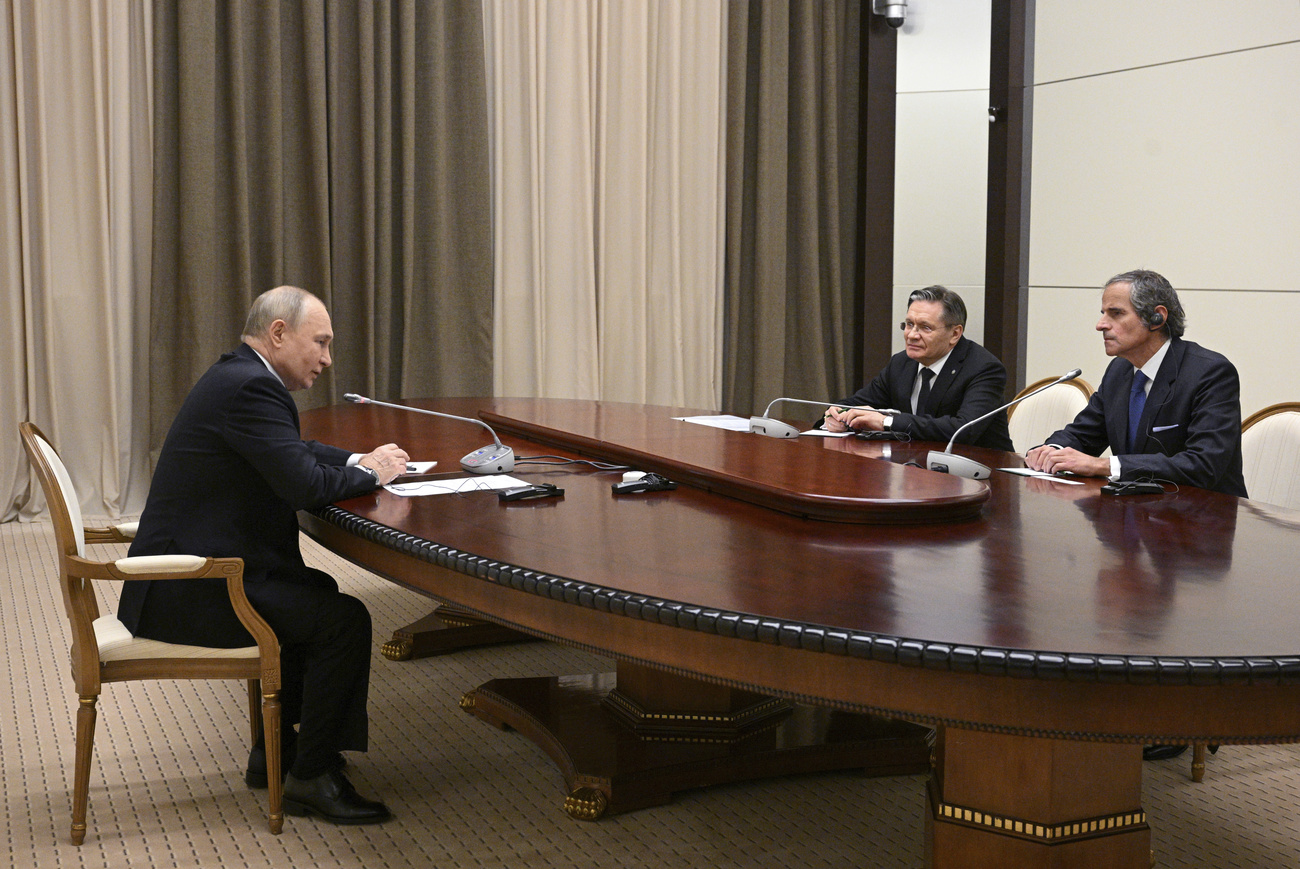 rafael grossi, vladimir putin e Alexey Lichachiov discutono sedfuto attorno a un tavolo
