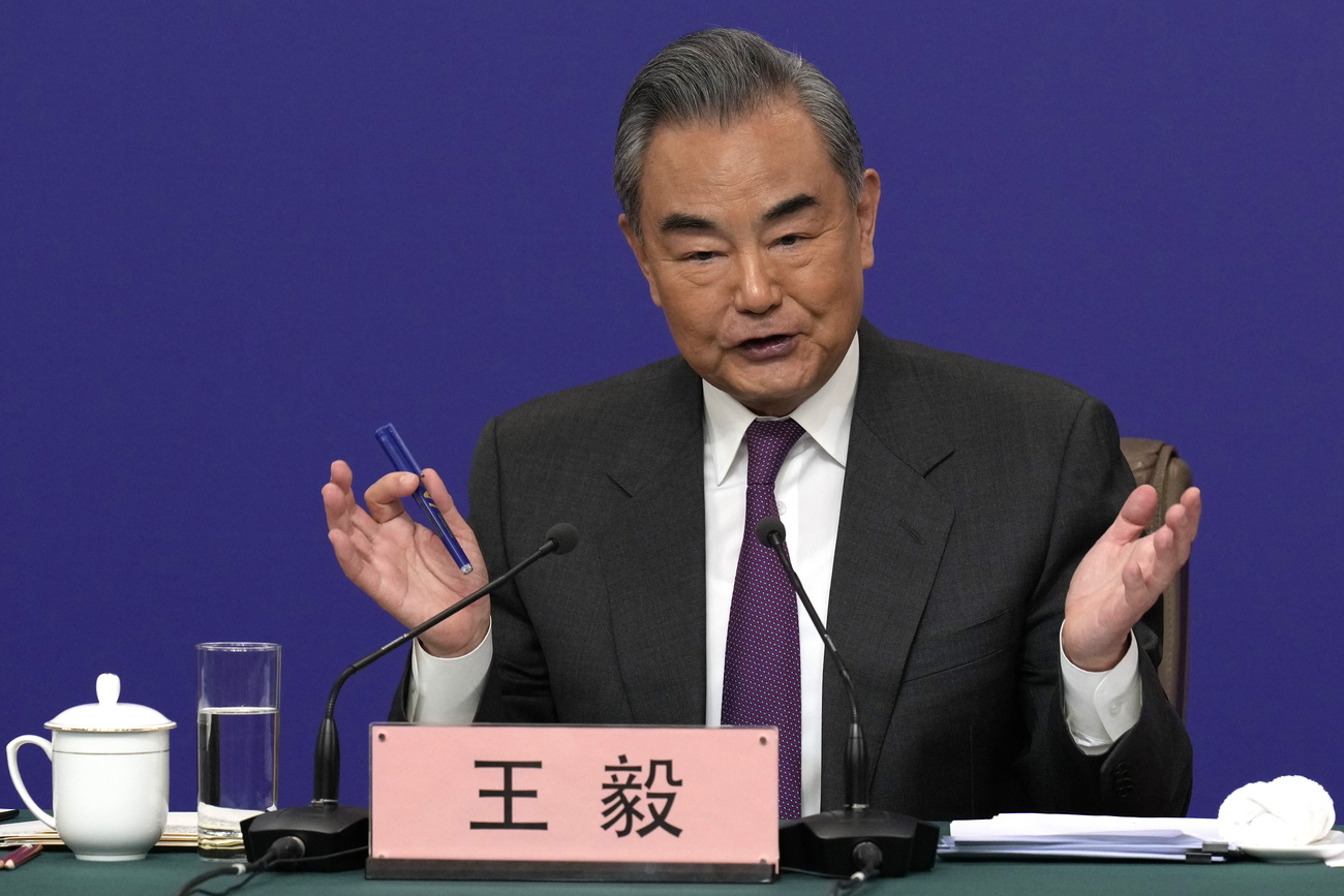 中国外交部长王毅在北京人大期间举行的新闻发布会上回答记者提问。