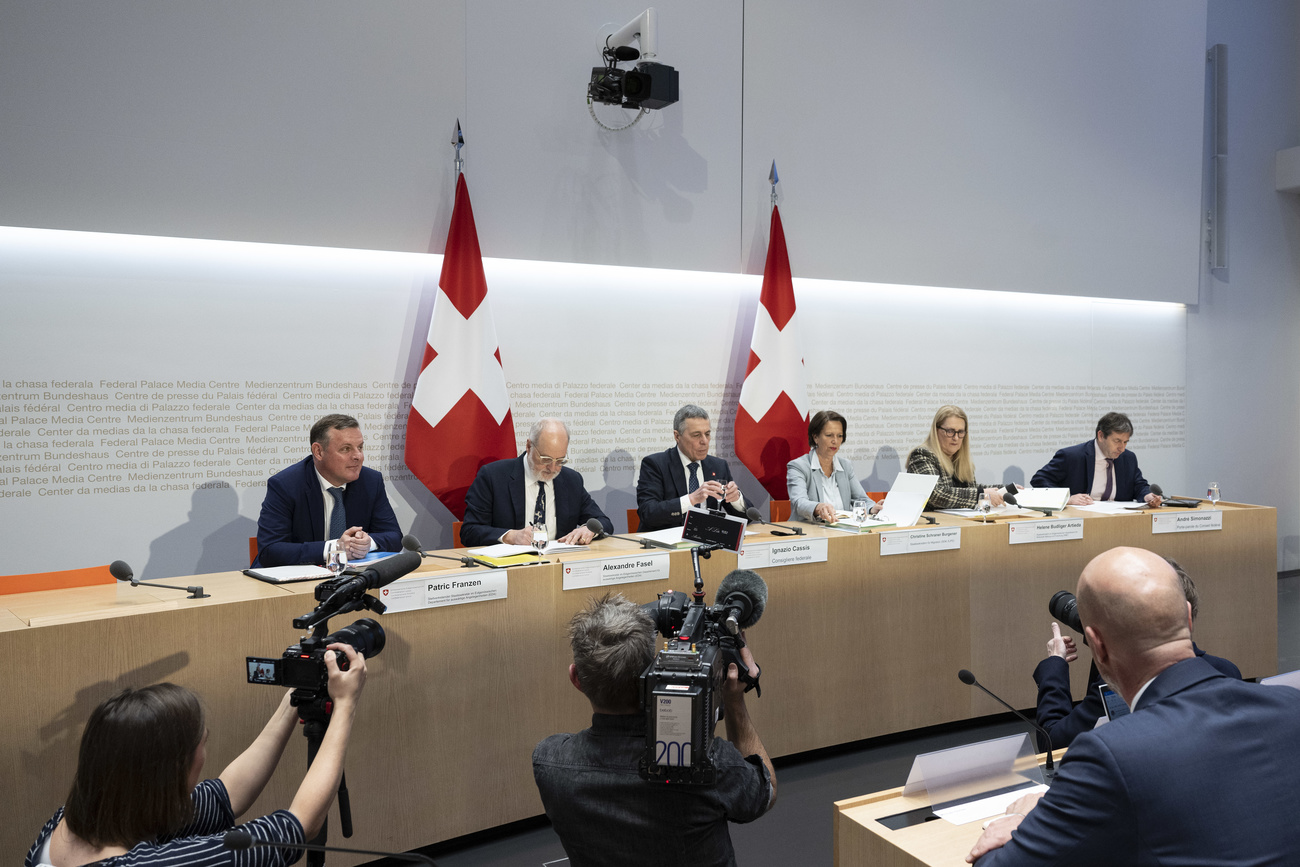 Le ministre des Affaires étrangères Ignazio Cassis (troisième depuis la gauche) lors de la conférence de presse au cours de laquelle le mandat de négociation a été présenté. Le chemin vers la conclusion pourrait être long.
