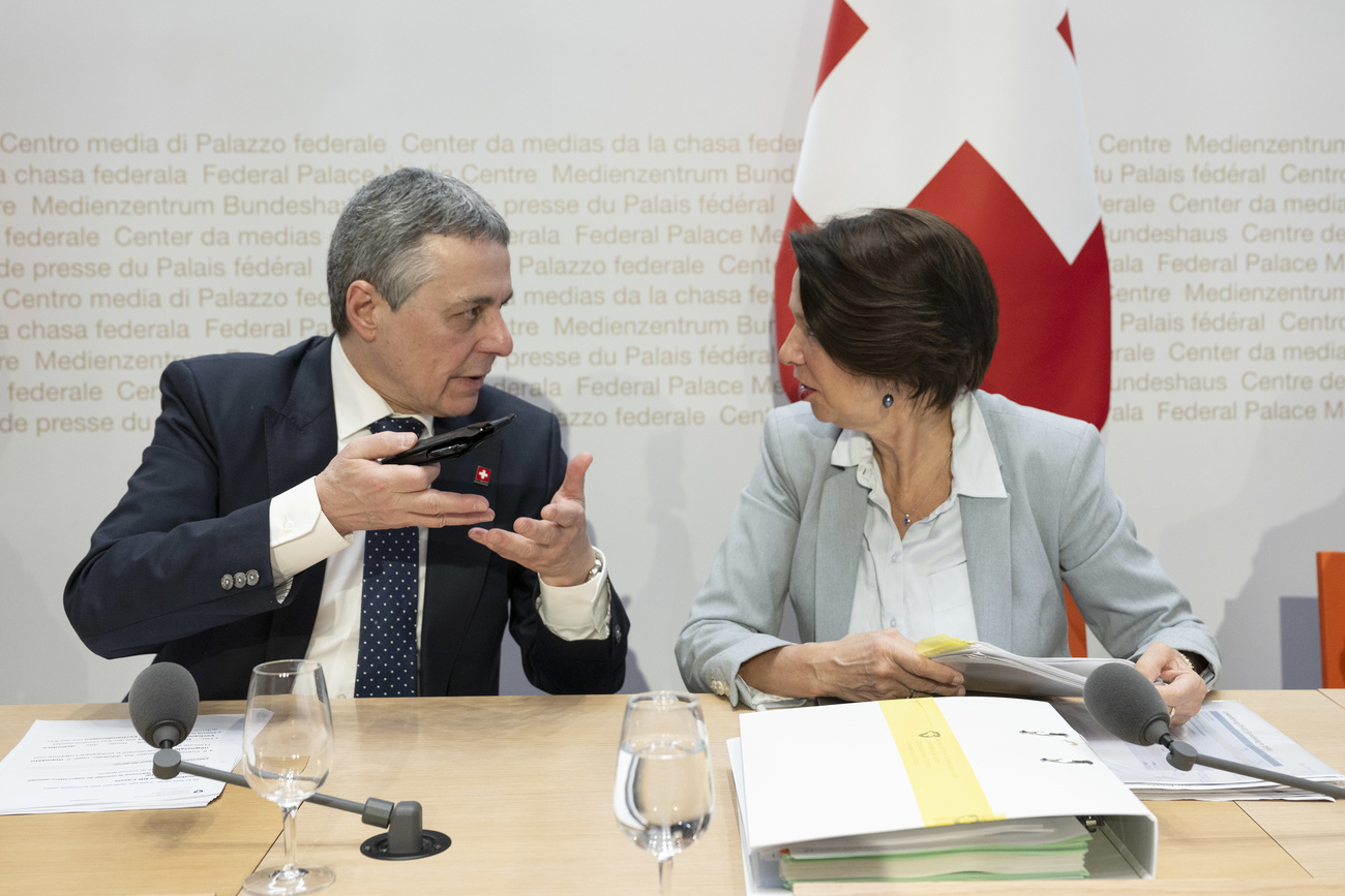 Bundesrat Ignazio Cassis, links, und Christine Schraner Burgener, Staatssekretaerin für Migration (SEM, EJPD) sprechen an einer Medienkonferenz ueber das Verhandlungsmandat mit der Europaeischen Union, am Freitag, 8. Maerz 2024, in Bern. (KEYSTONE/Peter Schneider)