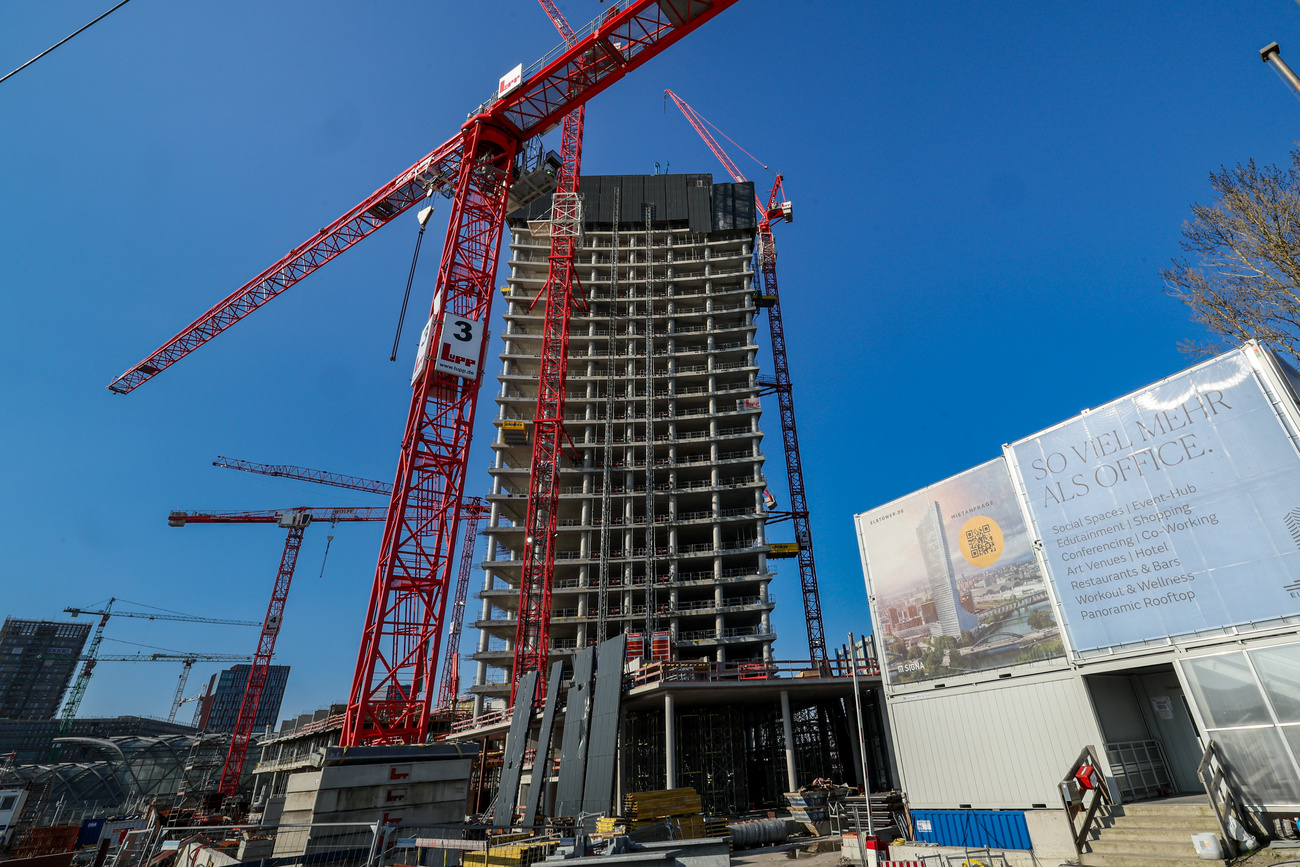 Palazzo in costruzione e in primo piano una gru.