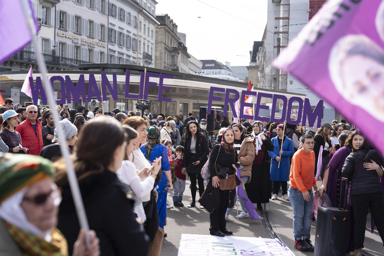 Manifestanti con bandiere viola in Paradeplatz.