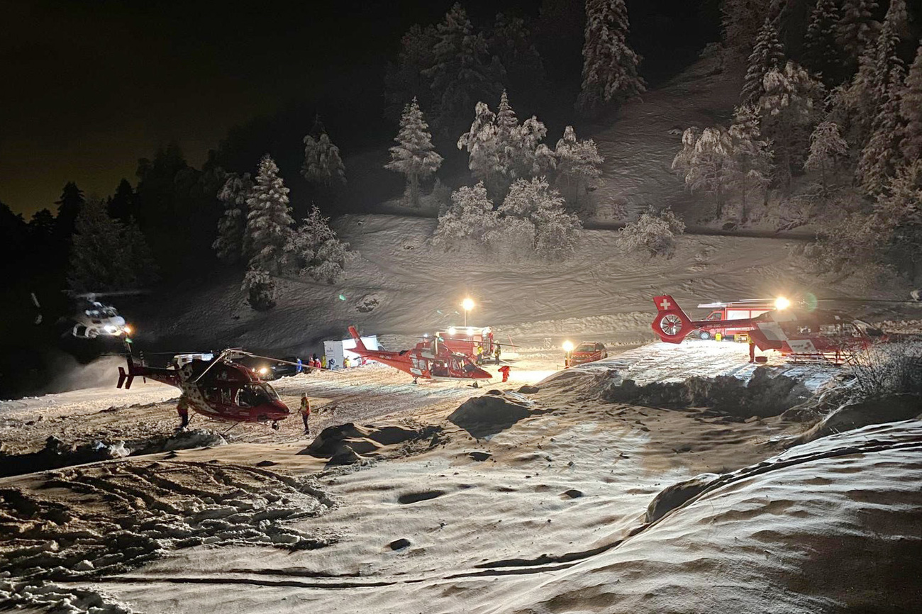 Vier Helikopter im Schnee in der Nacht