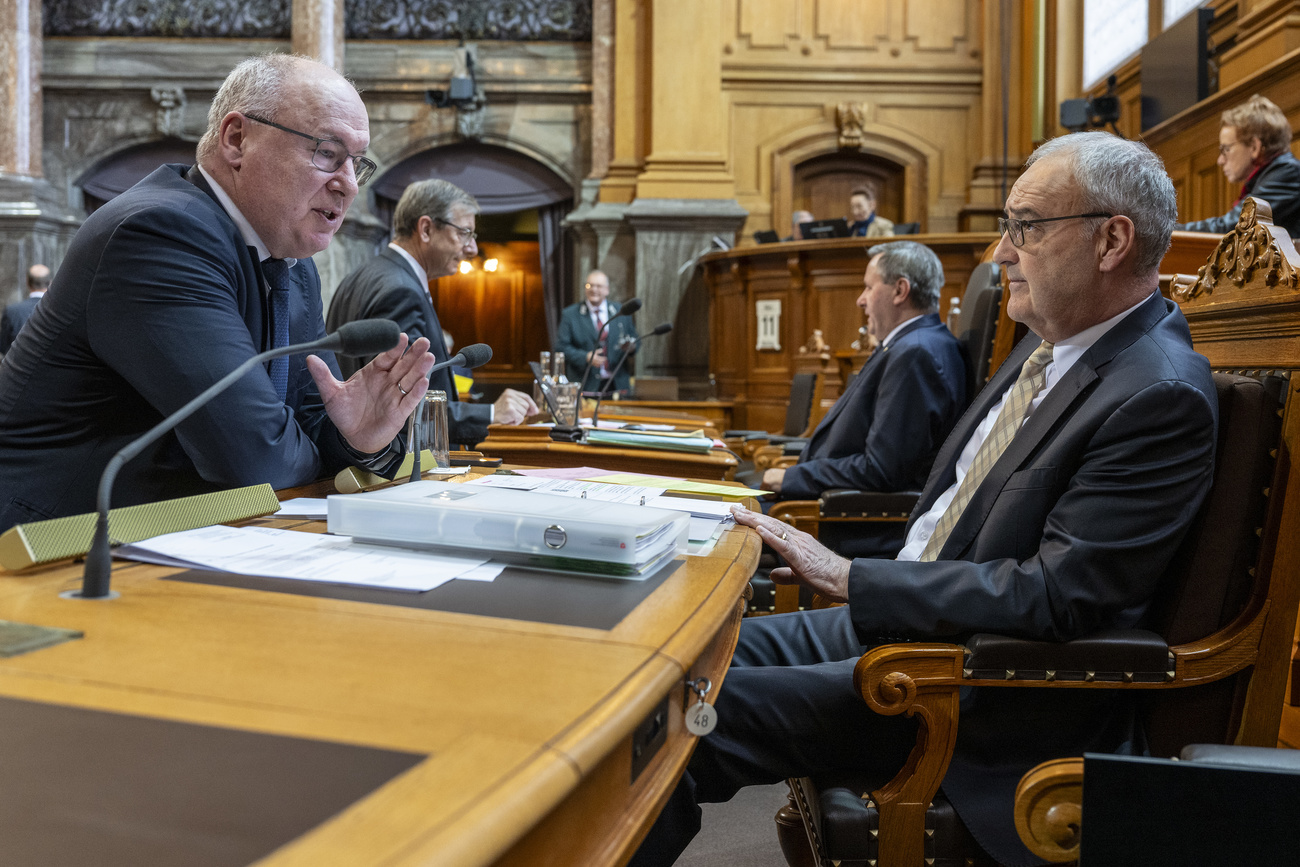 SP-Ständerat Pierre-Yves Maillard, Vater der 13. AHV-Rente im Gespräch mit Wirtschaftsminister Guy Parmelin.