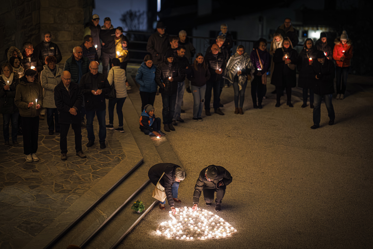Veglia funebre a Vex per i 5 concittadini morti.