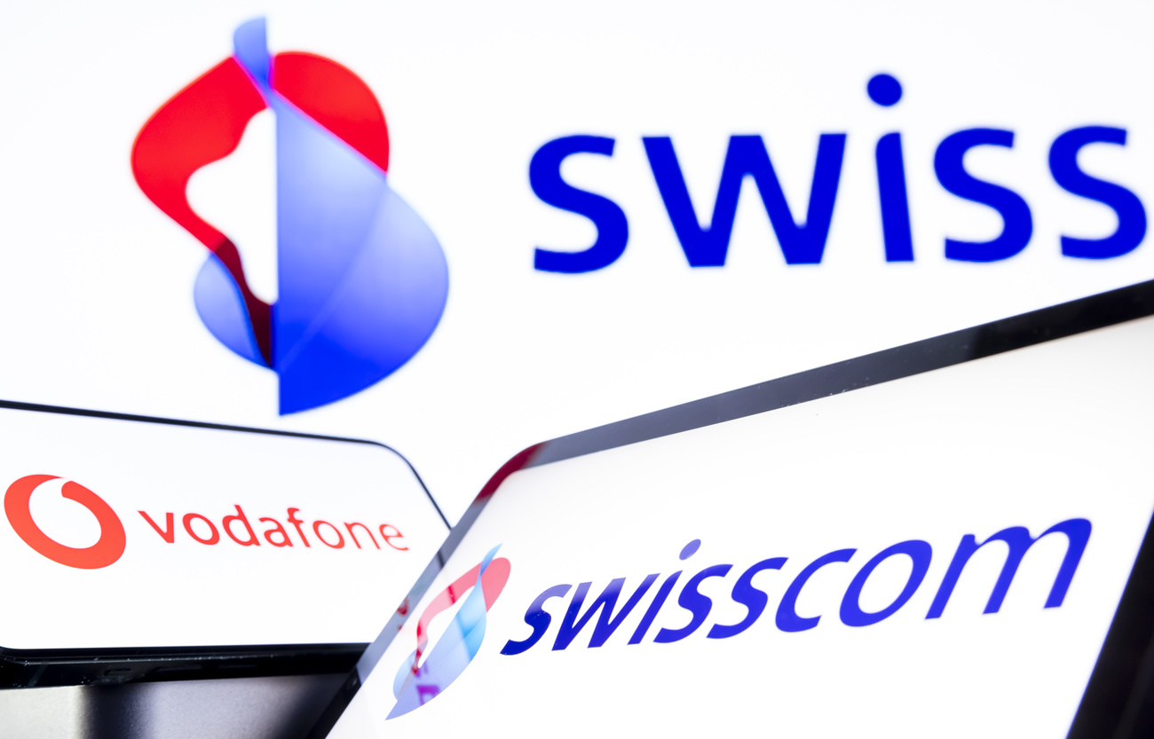 schermi con loghi di swisscom e di vodafone