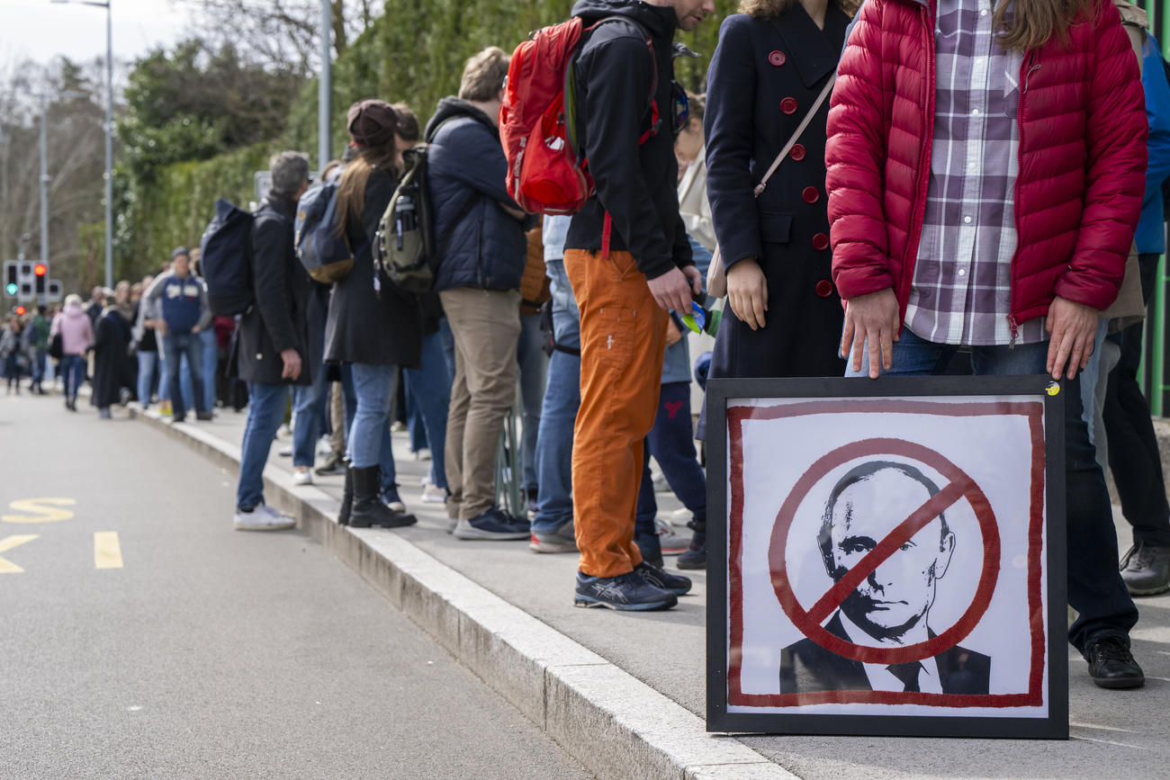 Россияне, проживающие в Швейцарии, на акции протеста «Полдень против Путина» перед зданием Постоянного представительства Российской Федерации при Организации Объединенных Наций в Женеве, Швейцария, в воскресенье, 17 марта 2024 года.