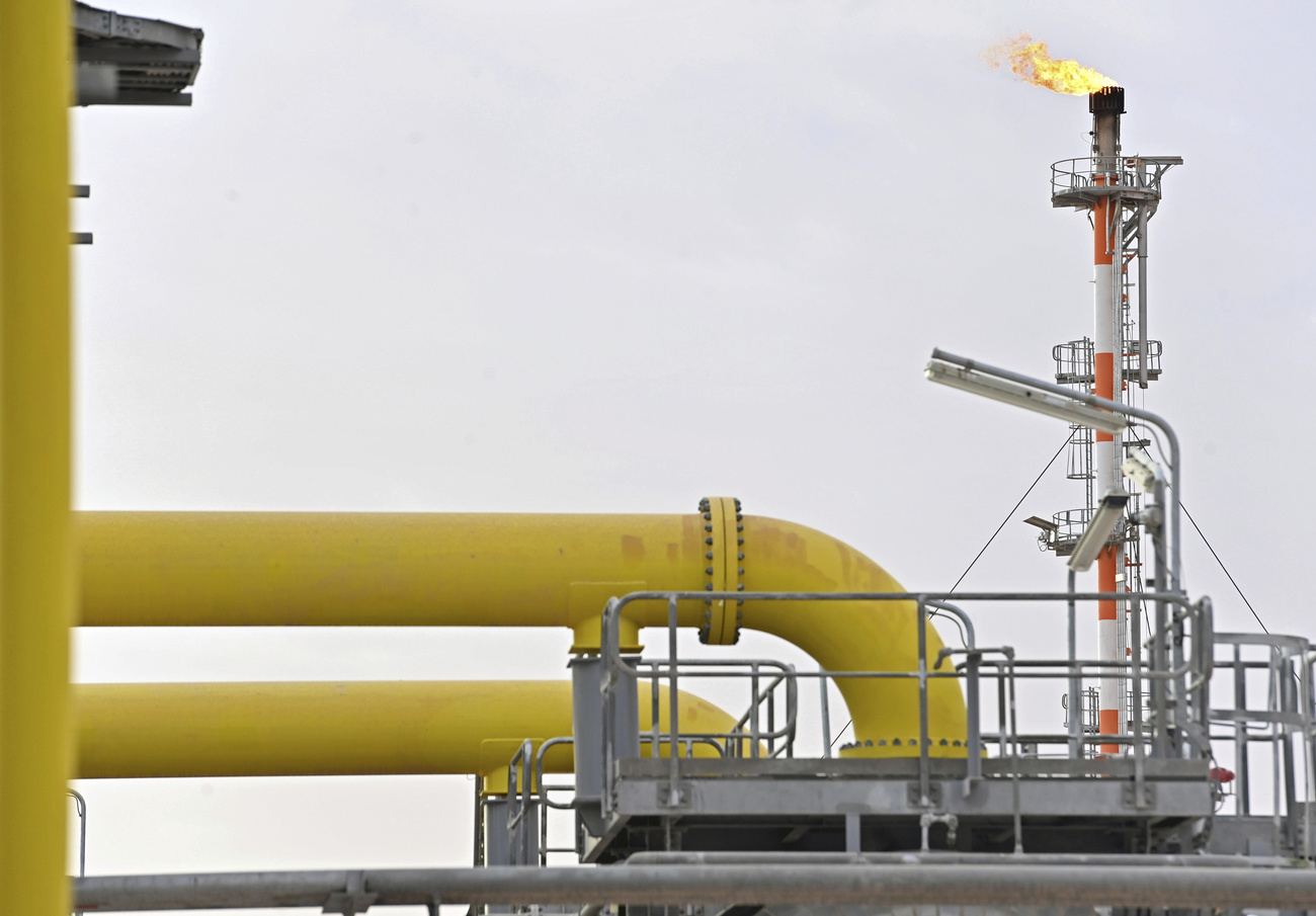 Uno stabilimento di gas con condotte in primo piano.