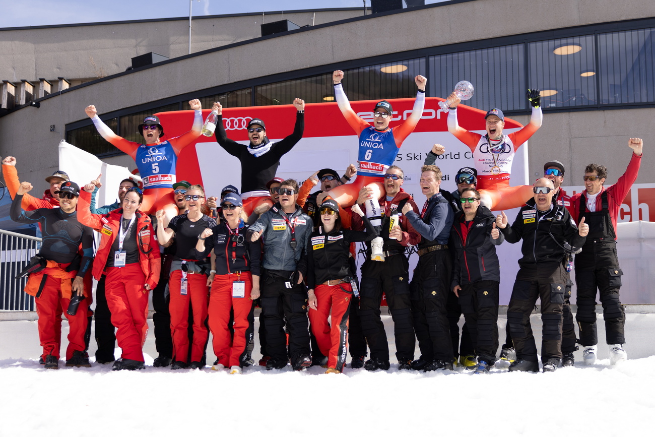 ABD0344_20240322 - SAALBACH - ÖSTERREICH: v.l. v.l. Arnaud Boisset (SUI), Loic Meillard (SUI), Stefan Rogentin (SUI), SuperG-Gesamtweltcupsieger Marco Odermatt (SUI) mit Ihrem Team während der Siegerehrung Super-G Gesamtweltcup, im Rahmen des Ski-Weltcup Finales am Freitag, 22. März 2024, in Saalbach-Hinterglemm. - FOTO: APA/EXPA/JOHANN GRODER