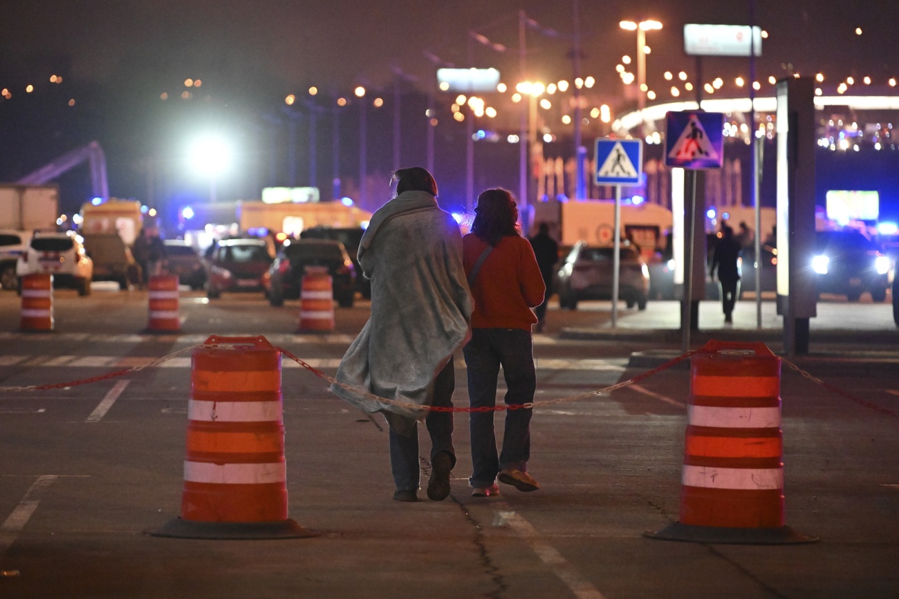 una coppia cammina vicino al centro comemrciale dove è avvenuto l'attentato