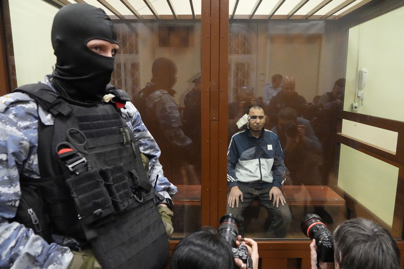 poliziotto davanti a una vetrata con un prigioniero