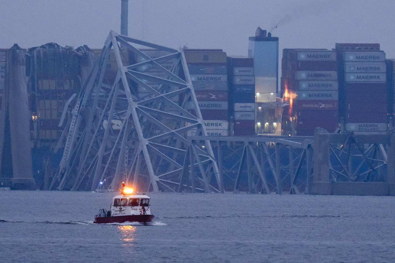 ponte di maryland crollato sopra nave carica di container