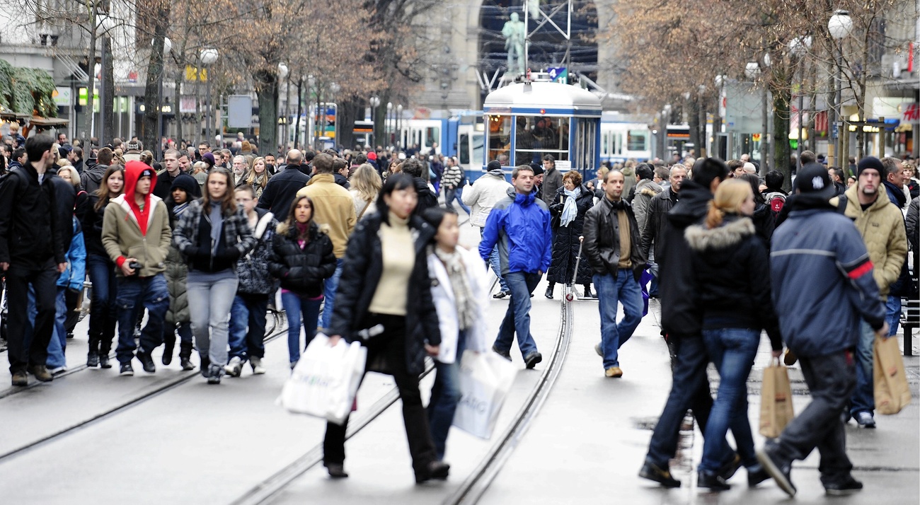 Gente nella Bahnhofstrasse a Zurigo.