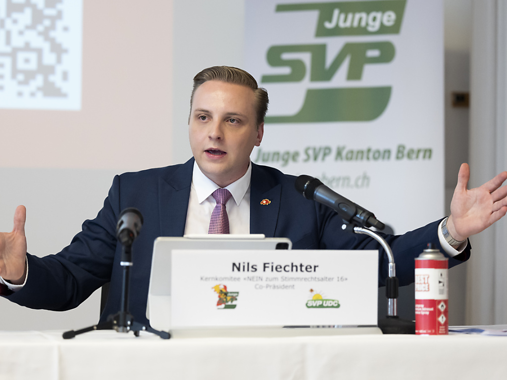 Nils Fiechter von der JSVP an einer Pressekonferenz