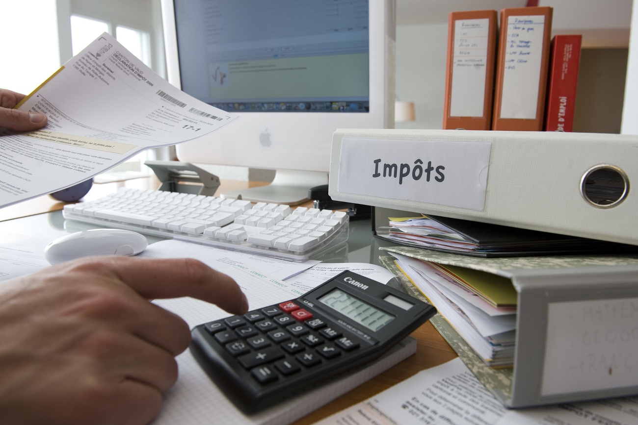 Una persona alla prese con la dichiarazione delle imposte.