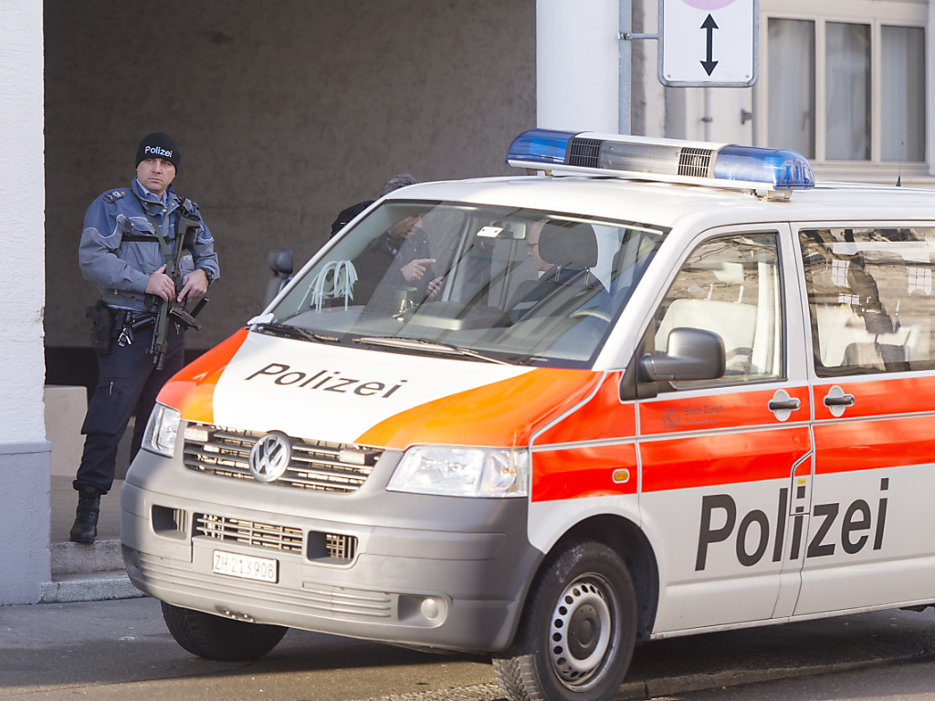 Polizeibus parkiert auf einer Strasse