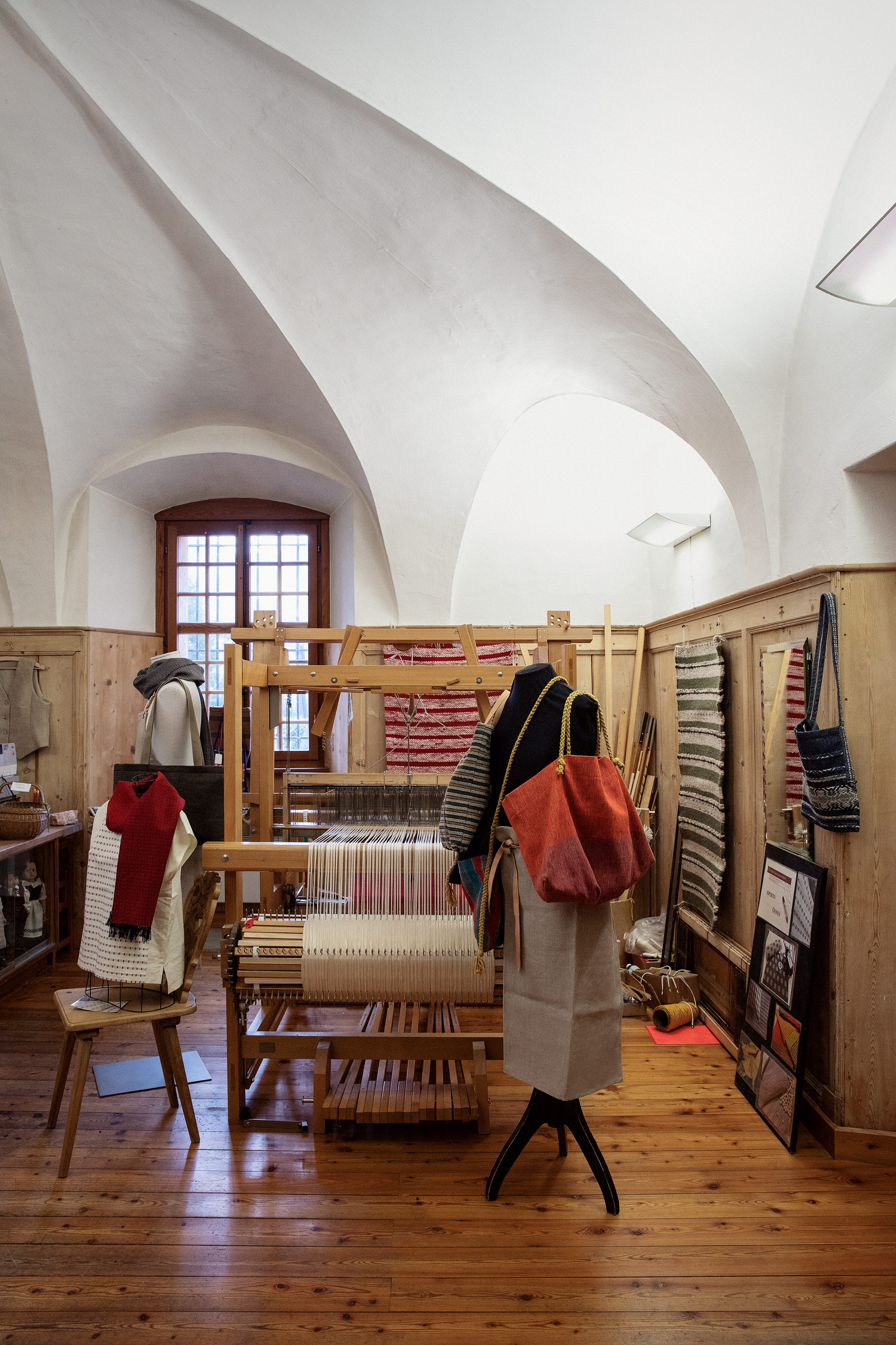 Métier à tisser dans une salle