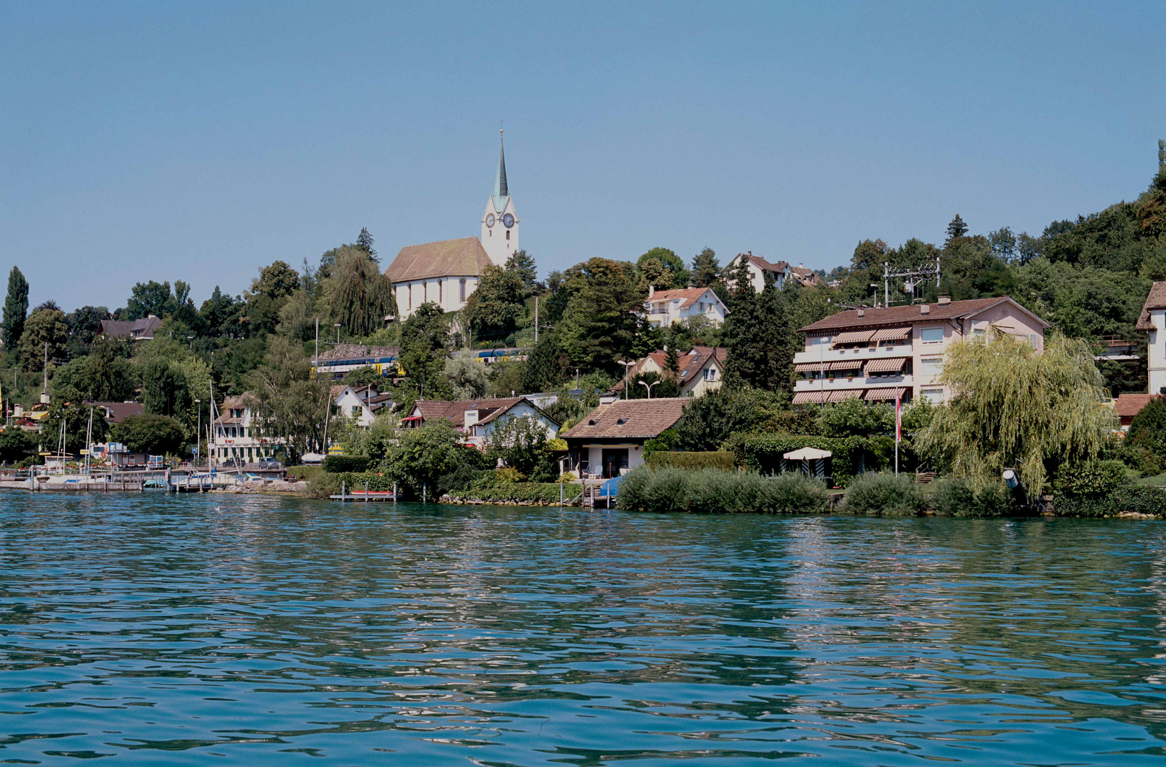 Vista di un villaggio in riva al lago