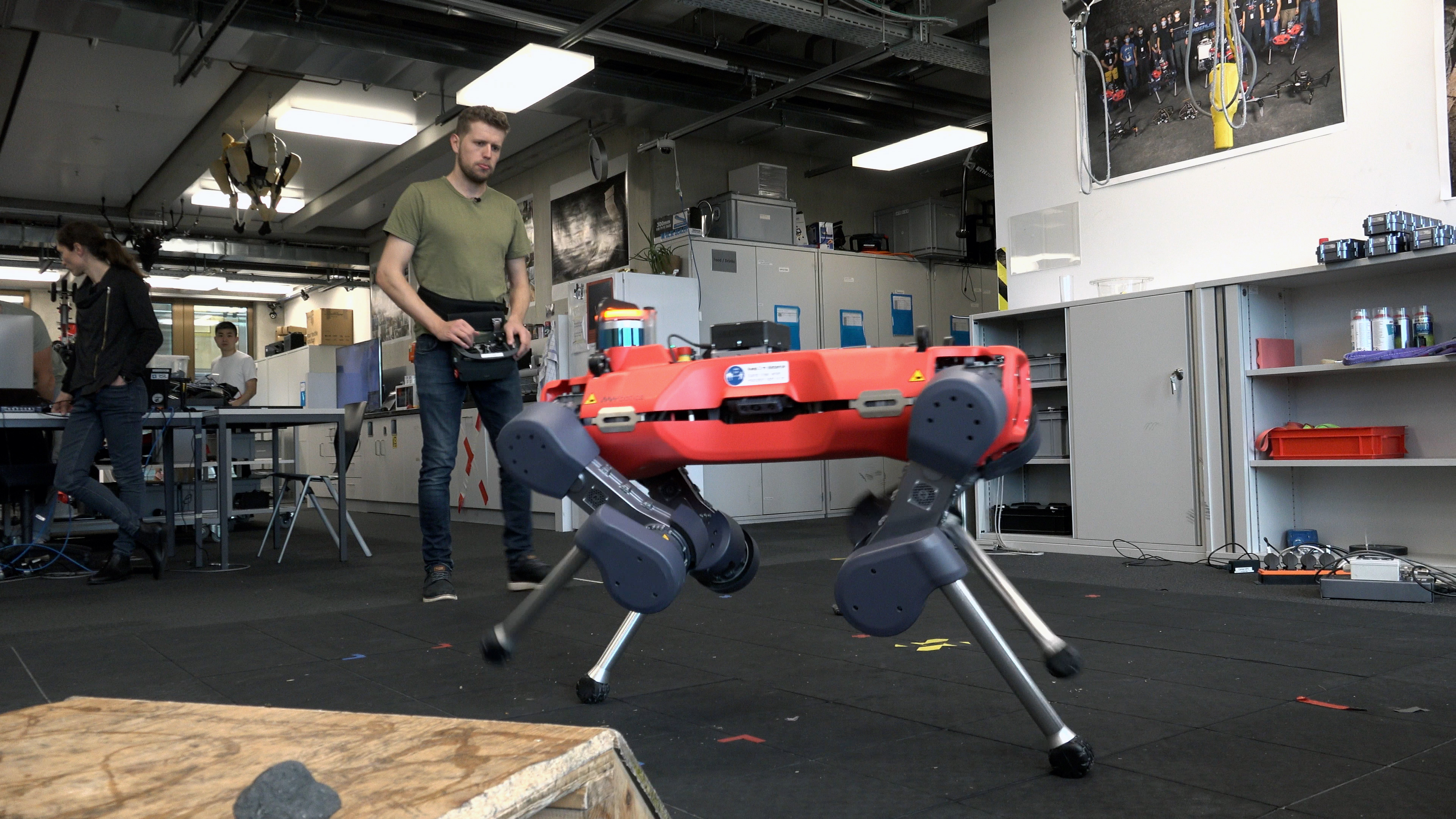 ロボットを操作する男性