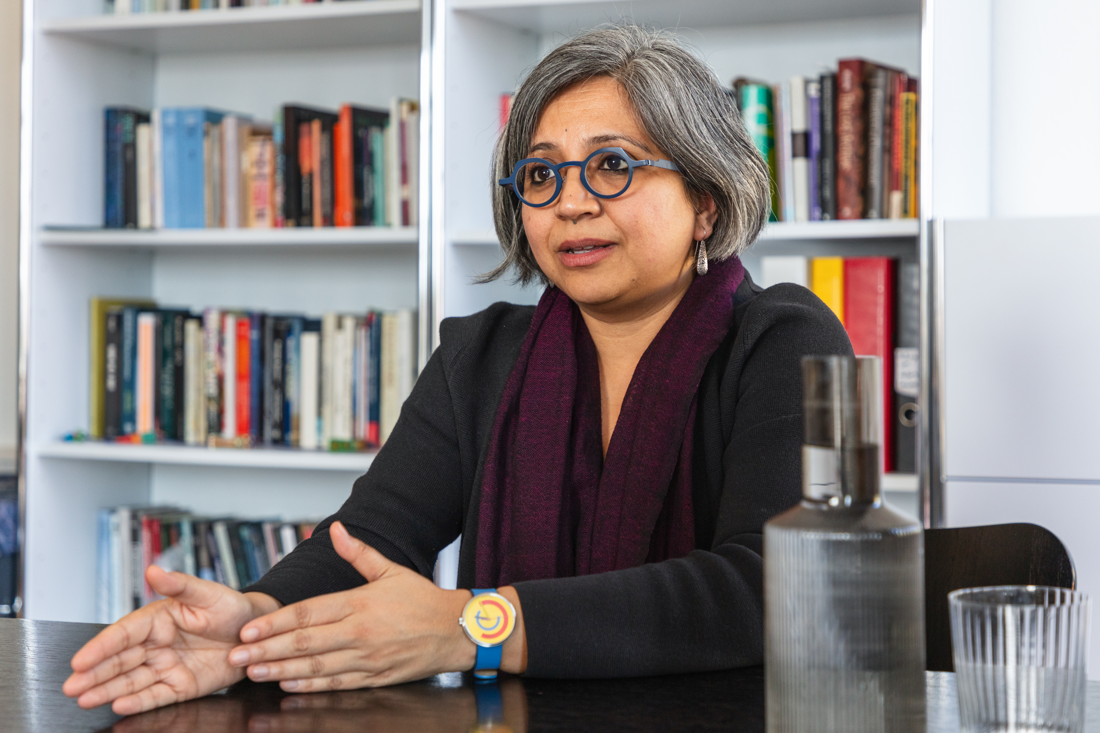 Femme indienne s'exprimant assise à son bureau